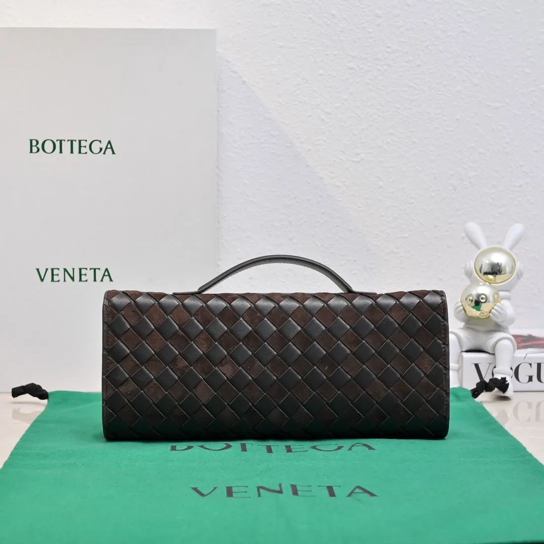 Batch 1360 #Bv New Deerskin Clutch 🎈 The deerskin brown bag with extra points for autumn and winter is so beautiful~🍂 Made of classic woven sheepskin and deerskin, it looks like Maillard for autumn and winter🤎 It can be held by hand, carried by hand or carried under the arm. The metal knot embellishment exudes temperament and nobility~ , equipped with a zipper compartment inside, it is a good companion for your daily life🧑‍❤️‍💋‍🧑, whether you are walking on the red carpet or attending a dinner, it will add a unique charm to you💞 Model: 1511 Size: 31x13x3